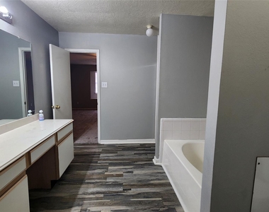 7800 Summer Place Drive - Photo Thumbnail 20