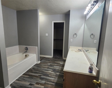 7800 Summer Place Drive - Photo Thumbnail 21