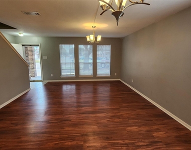7800 Summer Place Drive - Photo Thumbnail 4