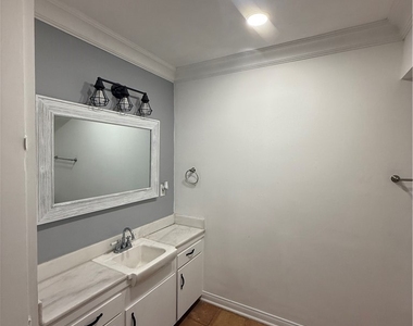 9031 Phyllis Avenue - Photo Thumbnail 6