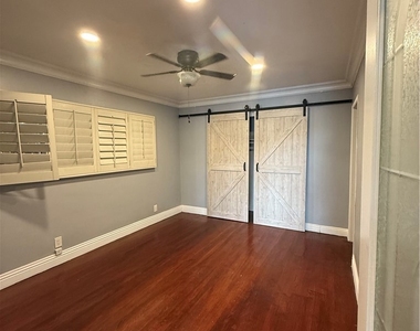 9031 Phyllis Avenue - Photo Thumbnail 5
