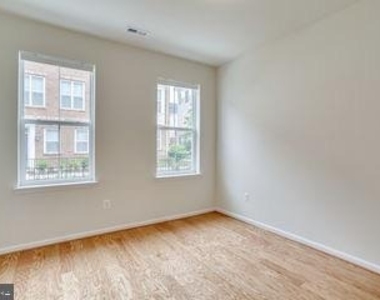 612 Totten Place Ne - Photo Thumbnail 3