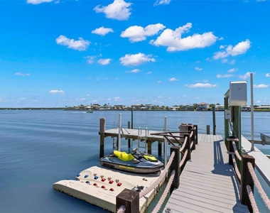 819 Bay Esplanade - Photo Thumbnail 32