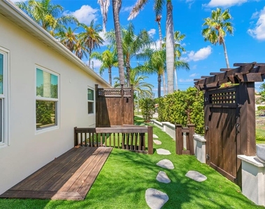 819 Bay Esplanade - Photo Thumbnail 36