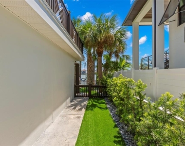 819 Bay Esplanade - Photo Thumbnail 38