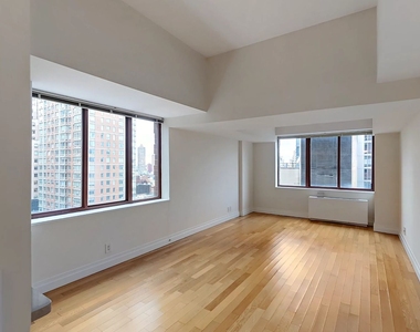 260 W 52nd Street - Photo Thumbnail 1