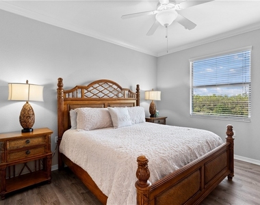 9727 Acqua Court - Photo Thumbnail 12