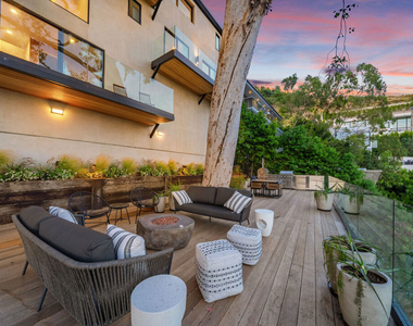 8800 Hollywood Boulevard - Photo Thumbnail 2