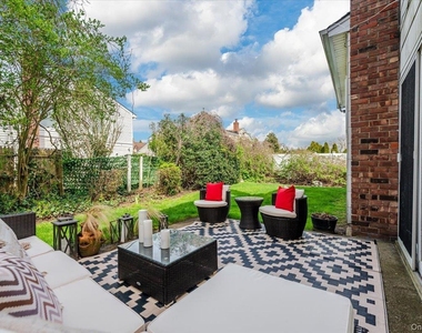 77 Tioga Avenue - Photo Thumbnail 23