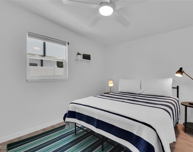 2048 Holiday Lane - Photo Thumbnail 17