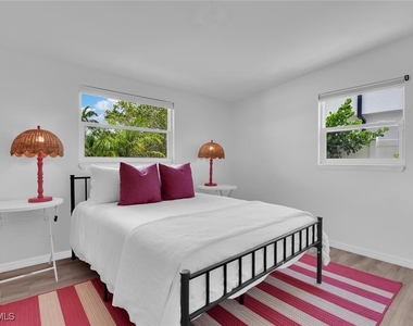 2048 Holiday Lane - Photo Thumbnail 15