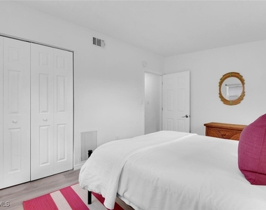 2048 Holiday Lane - Photo Thumbnail 16