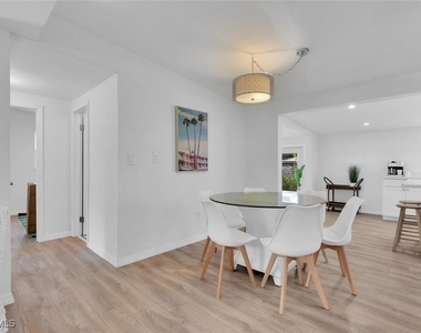 2048 Holiday Lane - Photo Thumbnail 6