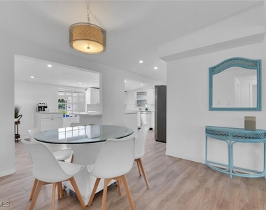 2048 Holiday Lane - Photo Thumbnail 4