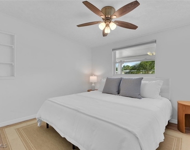 2048 Holiday Lane - Photo Thumbnail 12