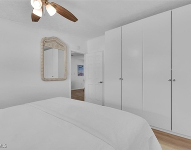 2048 Holiday Lane - Photo Thumbnail 13