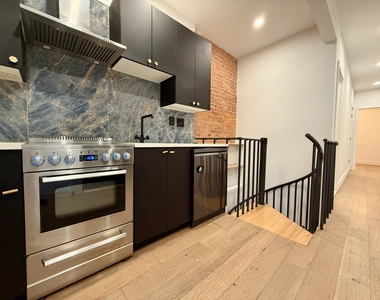 725 Knickerbocker Avenue - Photo Thumbnail 11