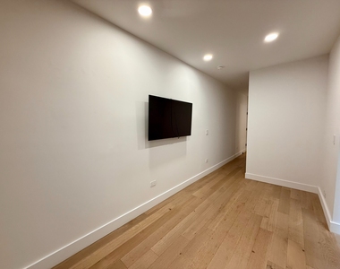 725 Knickerbocker Avenue - Photo Thumbnail 4