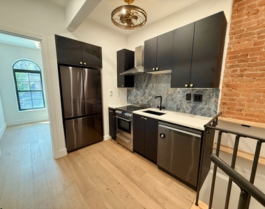 725 Knickerbocker Avenue - Photo Thumbnail 8