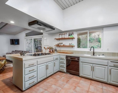 2436 Arbutus Drive - Photo Thumbnail 8