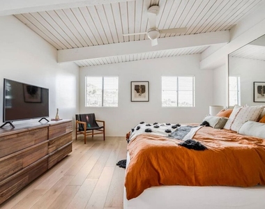 2436 Arbutus Drive - Photo Thumbnail 14