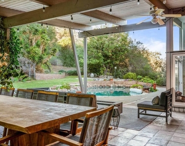 2436 Arbutus Drive - Photo Thumbnail 20