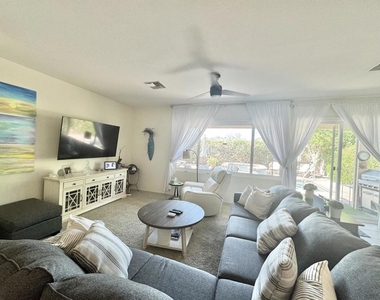 78322 Vinewood Drive - Photo Thumbnail 10