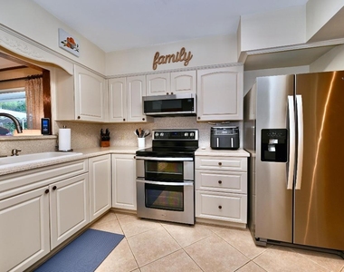 129 Alhambra Place - Photo Thumbnail 13