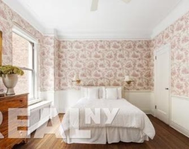Fifth Avenue - Photo Thumbnail 1