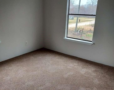 236 Adelaide Drive - Photo Thumbnail 14