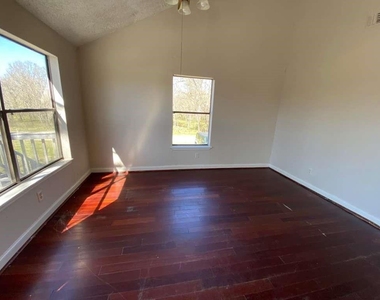 236 Adelaide Drive - Photo Thumbnail 10