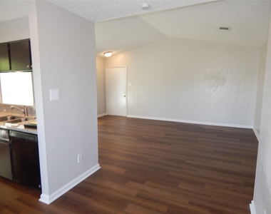 204 Northpointe Avenue - Photo Thumbnail 6