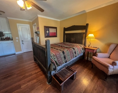 9500 Mayfield Avenue - Photo Thumbnail 6