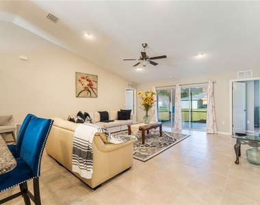 15 Raeland Lane - Photo Thumbnail 4