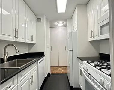 East 71st Street - Photo Thumbnail 4