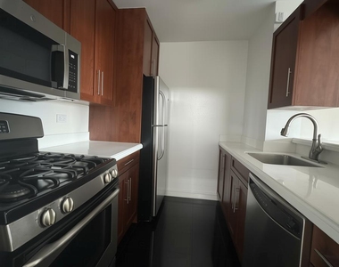 East 71st Street - Photo Thumbnail 4