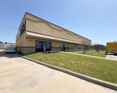 12317 Bellaire Boulevard - Photo Thumbnail 7