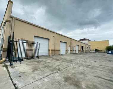 12317 Bellaire Boulevard - Photo Thumbnail 9