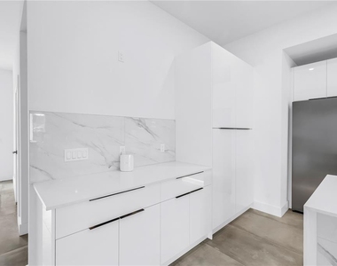 2065 Goldenrod Street - Photo Thumbnail 7