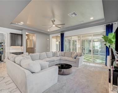 3943 Reyes Avenue - Photo Thumbnail 7