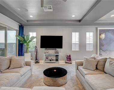 3943 Reyes Avenue - Photo Thumbnail 5