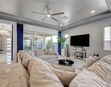 3943 Reyes Avenue - Photo Thumbnail 6
