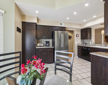 651 Vista Lago Circle N - Photo Thumbnail 7