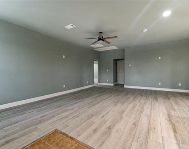 4323 Continental Drive - Photo Thumbnail 9