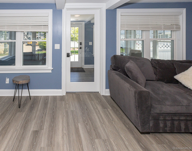 55 Swan Avenue - Photo Thumbnail 18