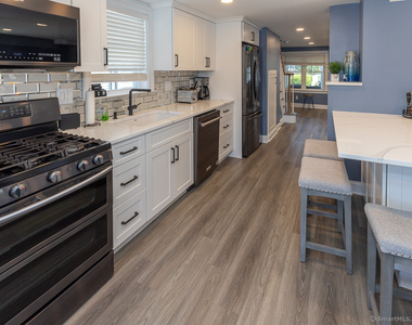 55 Swan Avenue - Photo Thumbnail 10