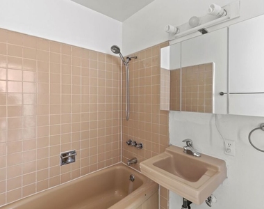1233 Barry Avenue - Photo Thumbnail 14