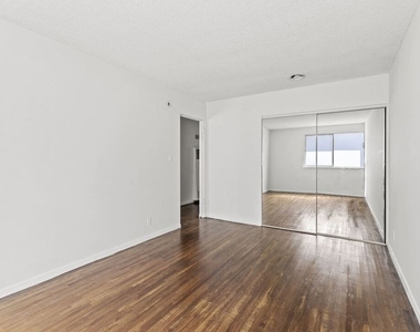 1233 Barry Avenue - Photo Thumbnail 4