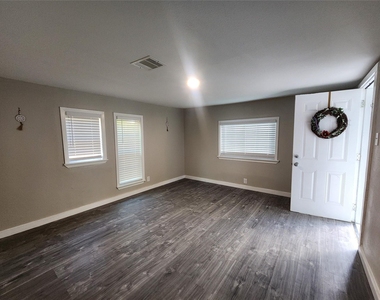6203 1/2 Hoffman Street - Photo Thumbnail 5