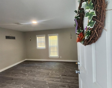 6203 1/2 Hoffman Street - Photo Thumbnail 4